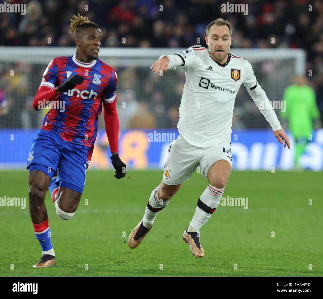 Londra INGHILTERRA - Gennaio 18: L-R Crystal Palace's Wilfried Zaha Tussle con Christian Eriksen del Manchester United durante il calcio della Premier League inglese Foto Stock