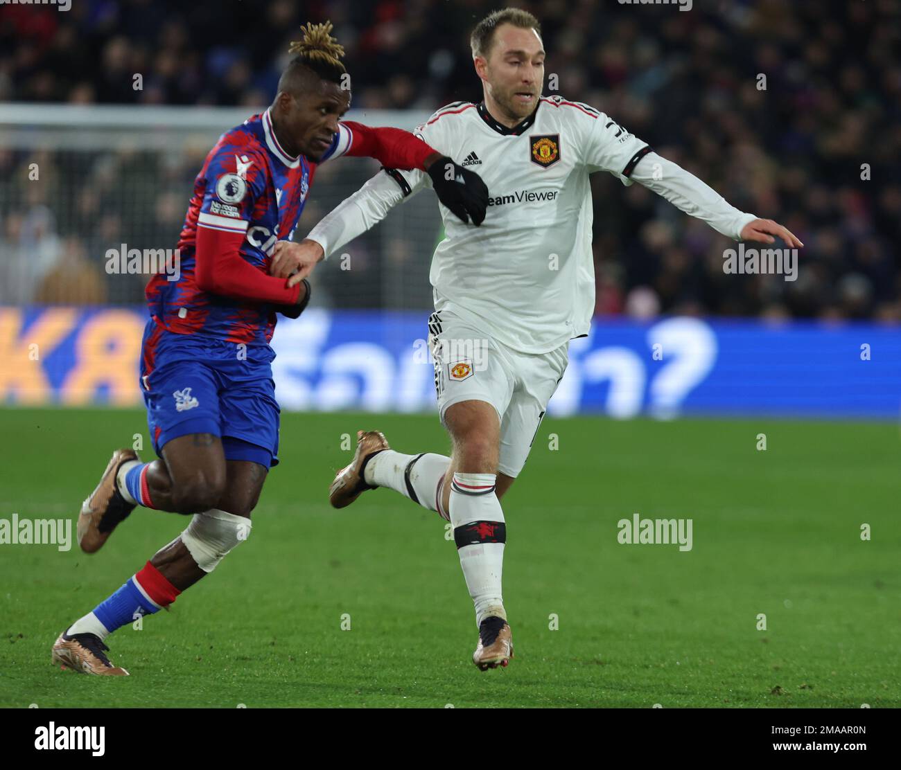 Londra INGHILTERRA - Gennaio 18: L-R Crystal Palace's Wilfried Zaha Tussle con Christian Eriksen del Manchester United durante il calcio della Premier League inglese Foto Stock