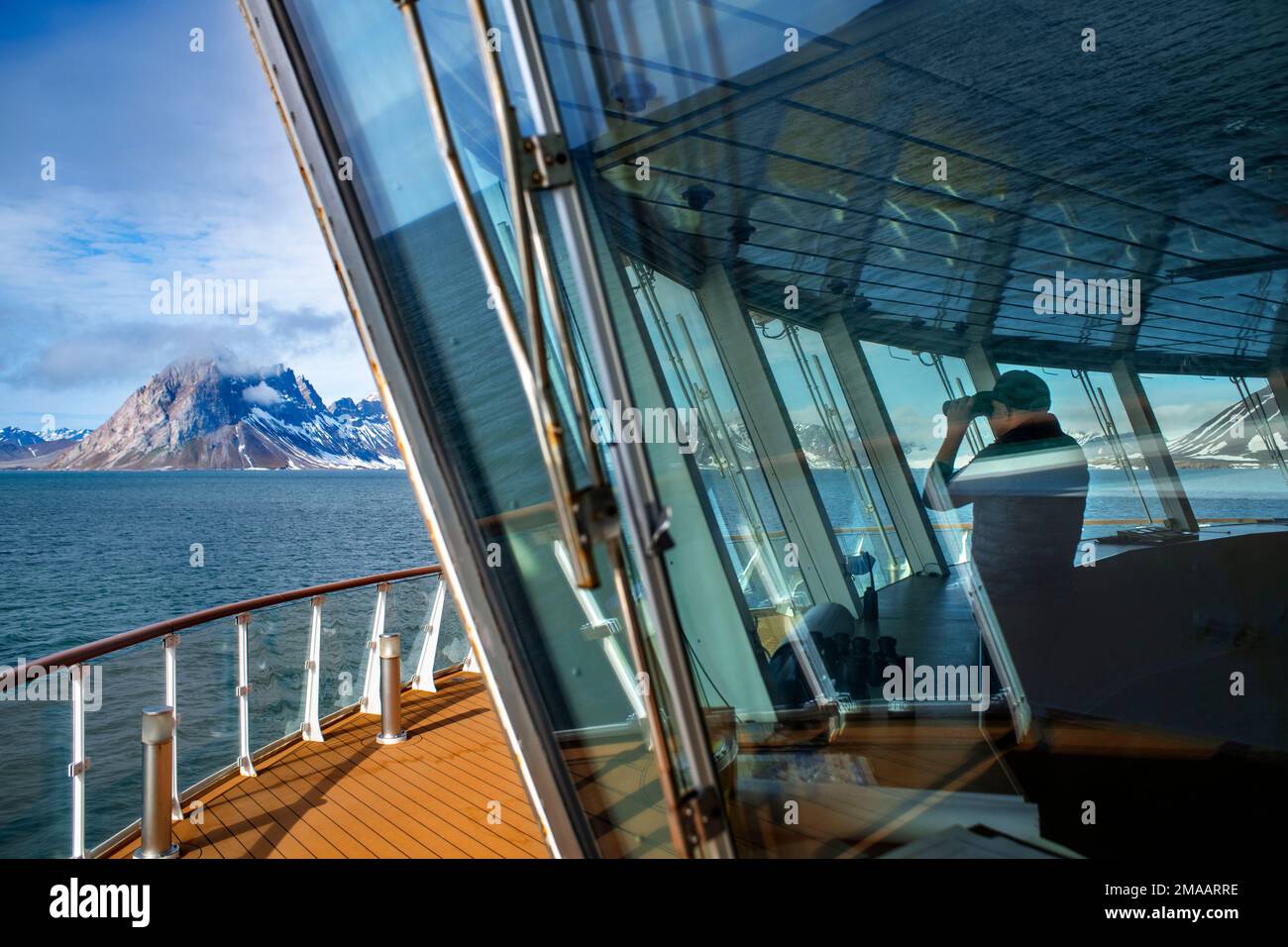 Ponte della nave. Il capitano della nave da crociera della spedizione Greg Mortimer nell'arcipelago di Svalbard, Norvegia artica. Foto Stock