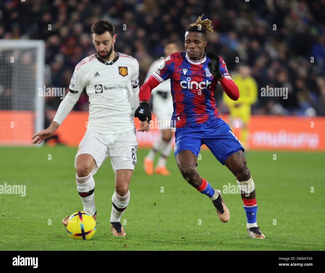 Londra INGHILTERRA - Gennaio 18:L-R Bruno Fernandes del Manchester United e Wilfried Zaha del Crystal Palace durante la scommessa della partita di calcio della Premier League inglese Foto Stock