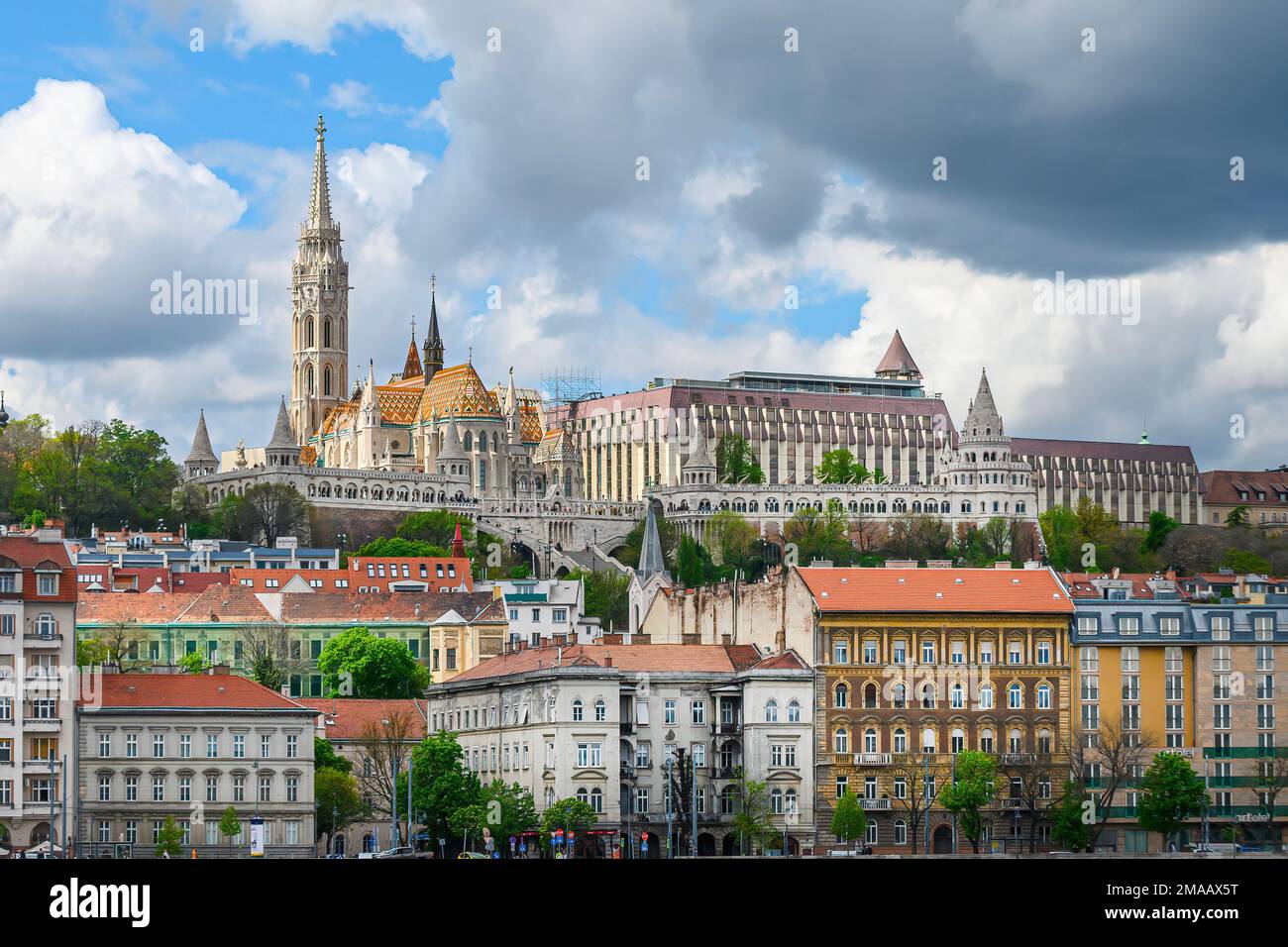 Lato Buda di Budapest, Ungheria con il Castello di Buda, St Mattia e Bastione dei pescatori. Vista dall'edificio del Parlamento ungherese Foto Stock