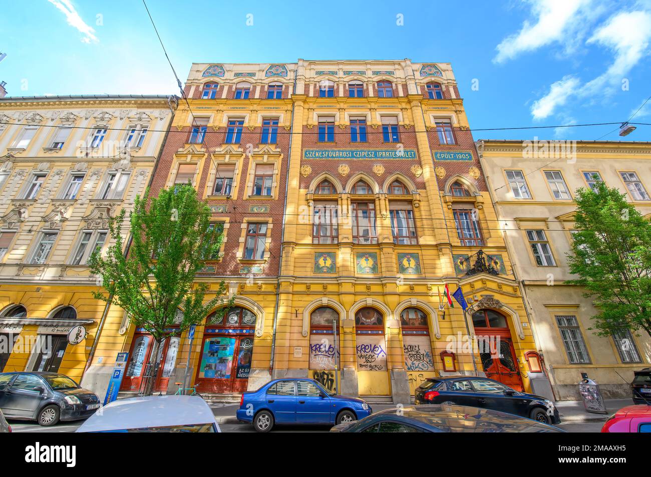 Budapest, Ungheria. Vista frontale la facciata di un bel vecchio edificio con vecchie sculture nel centro della città Foto Stock