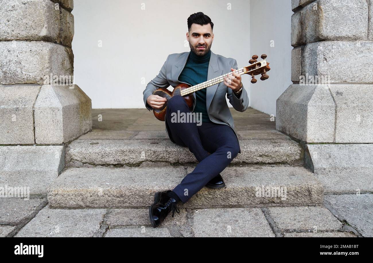 Shayan Coohe suona il Tar, uno strumento persiano, al lancio del TradFest 2023 al Castello di Dublino. Il più grande festival irlandese di musica popolare e tradizionale TradFest si svolge dal 25th al 29th gennaio con oltre 85 concerti, 50 dei quali sono gratuiti. Data immagine: Giovedì 19 gennaio 2023. Foto Stock
