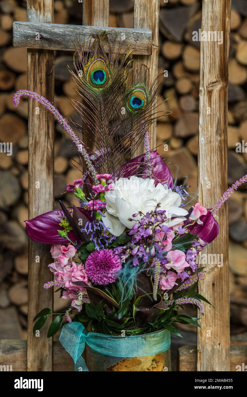 Bel bouquet di fiori su sfondo in legno Foto Stock