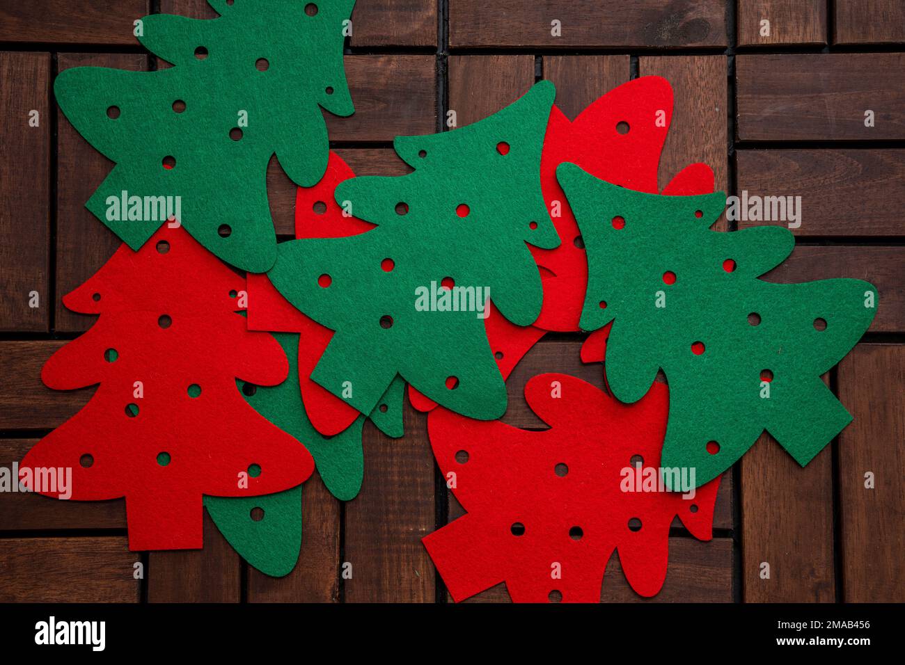 Decorazioni natalizie fatte a mano in feltro rosso e verde su uno sfondo di  legno Foto stock - Alamy