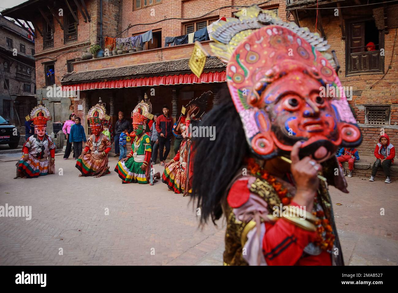 Nepal. 19th Jan, 2023. Un ballerino indù esegue una tradizionale danza maschera durante il festival Navadurga a Bhaktapur. Nava Durga Naach (danza) è un festival indigeno di Bhaktapur che è fondamentalmente la cerimonia di danza maschera dei nove Durgas. (Credit Image: © Amit Machamasi/ZUMA Press Wire) SOLO PER USO EDITORIALE! Non per USO commerciale! Credit: ZUMA Press, Inc./Alamy Live News Credit: ZUMA Press, Inc./Alamy Live News Foto Stock