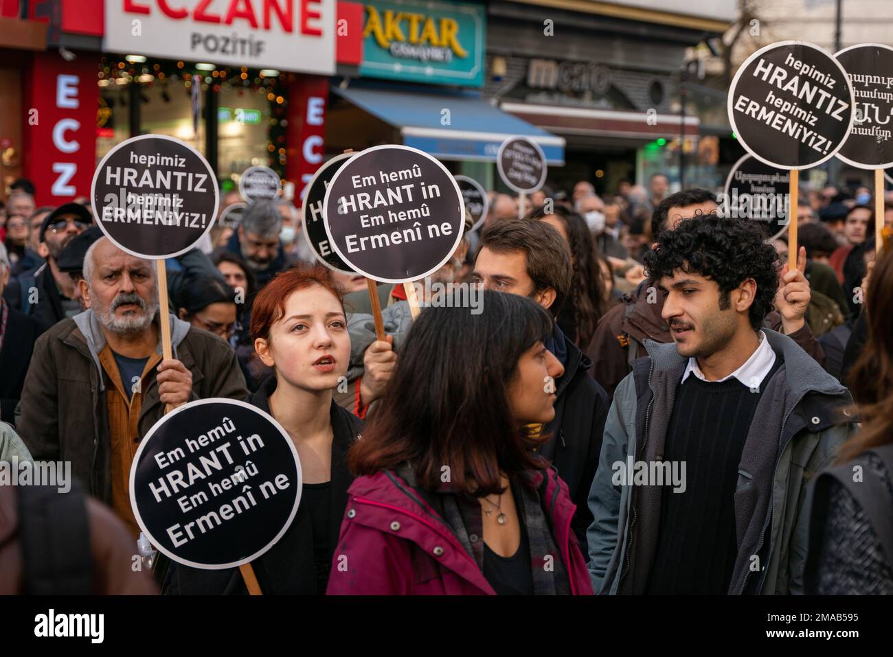 Istanbul, Turchia. 19th gennaio 2022. La gente commemora il giornalista turco-armeno Hrant Dink, dove è stato ucciso 16 anni fa. I segni scrivono 'Siamo tutti Hrant, siamo tutti armenia' sia in turco che in curdo. Credit: Ingrid Woudwijk/Alamy Live News Foto Stock