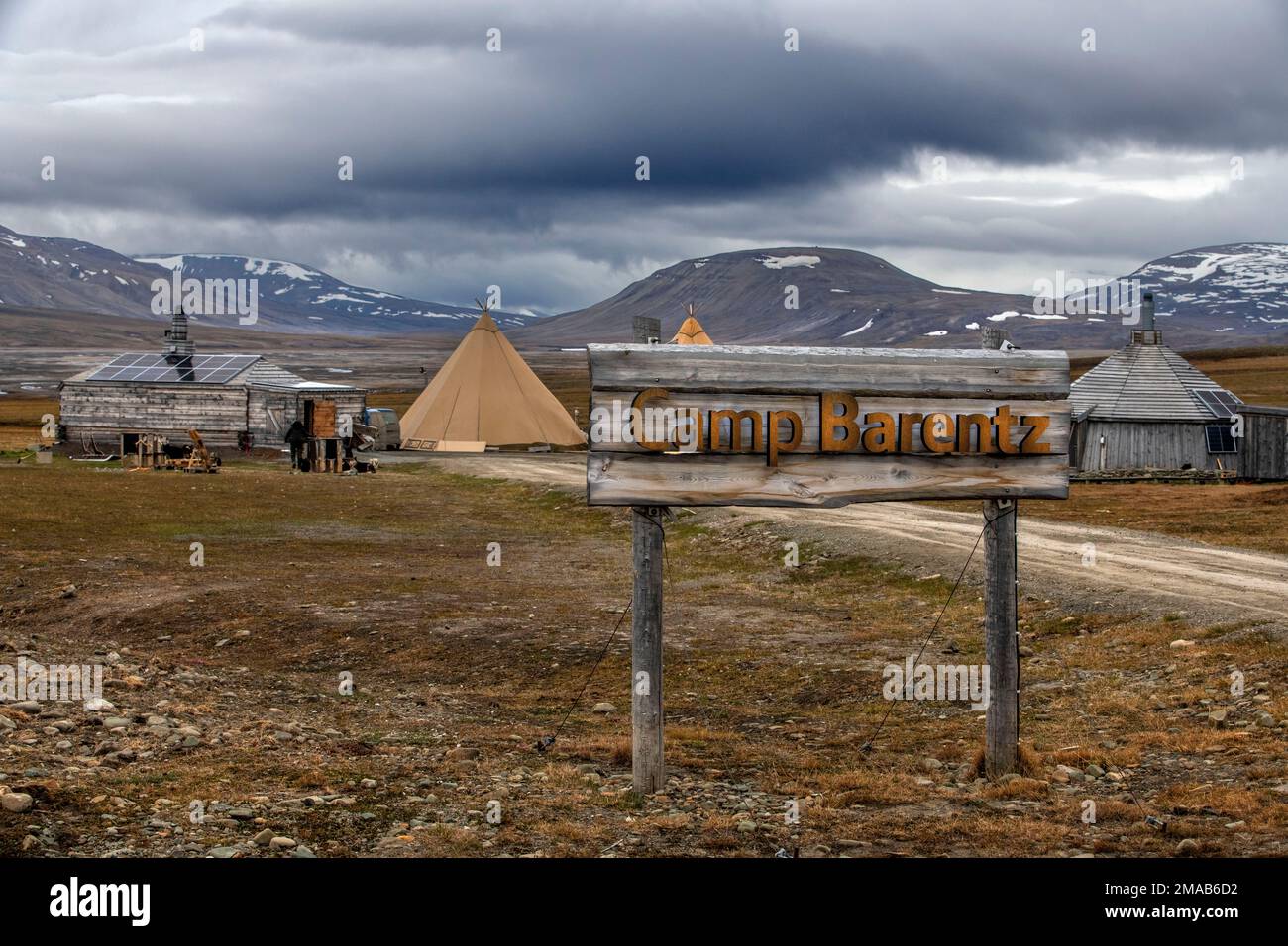 Edifici in legno a Camp Barentz appena fuori Longyearbyen a Svalbard. Camp Barentz si trova fuori Longyearbyen proprio sotto la miniera 7, ai piedi o Foto Stock