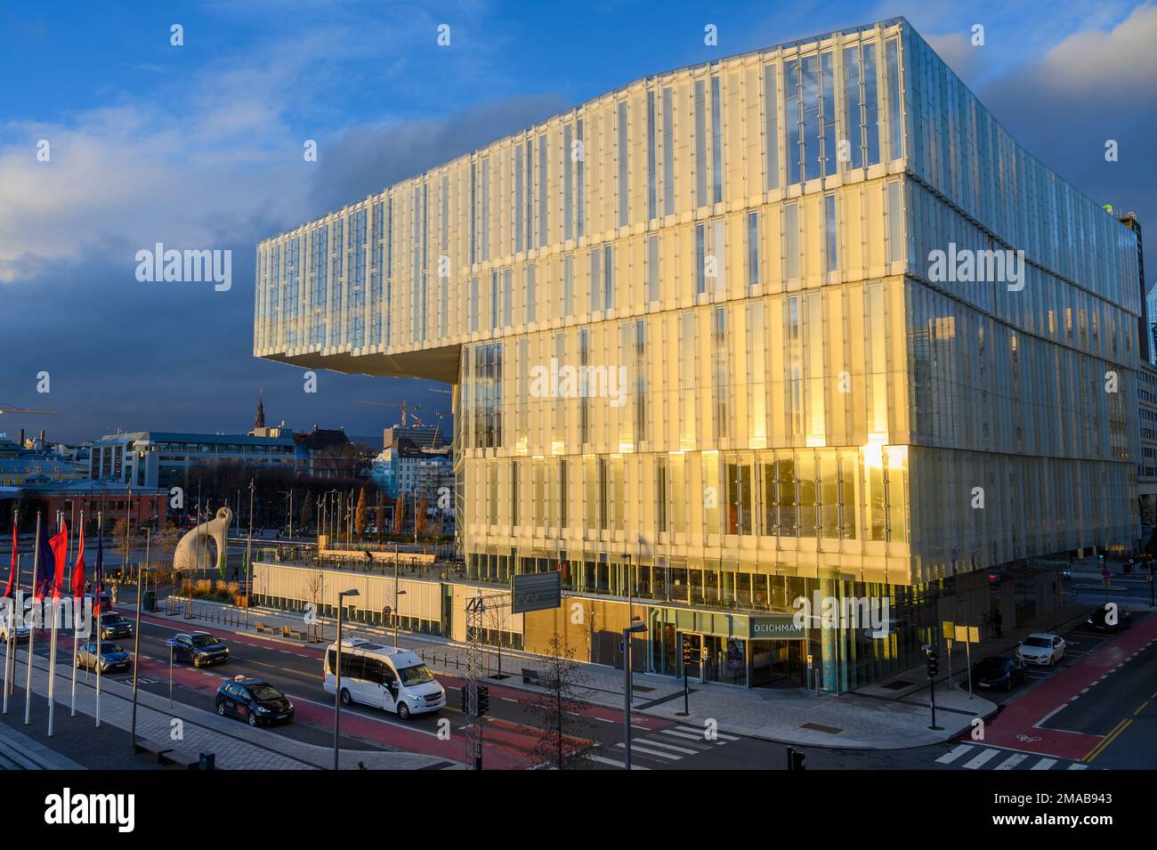 L'esterno di Deichman Bjørvika, la biblioteca pubblica comunale nel centro di Oslo, Norvegia. Foto Stock