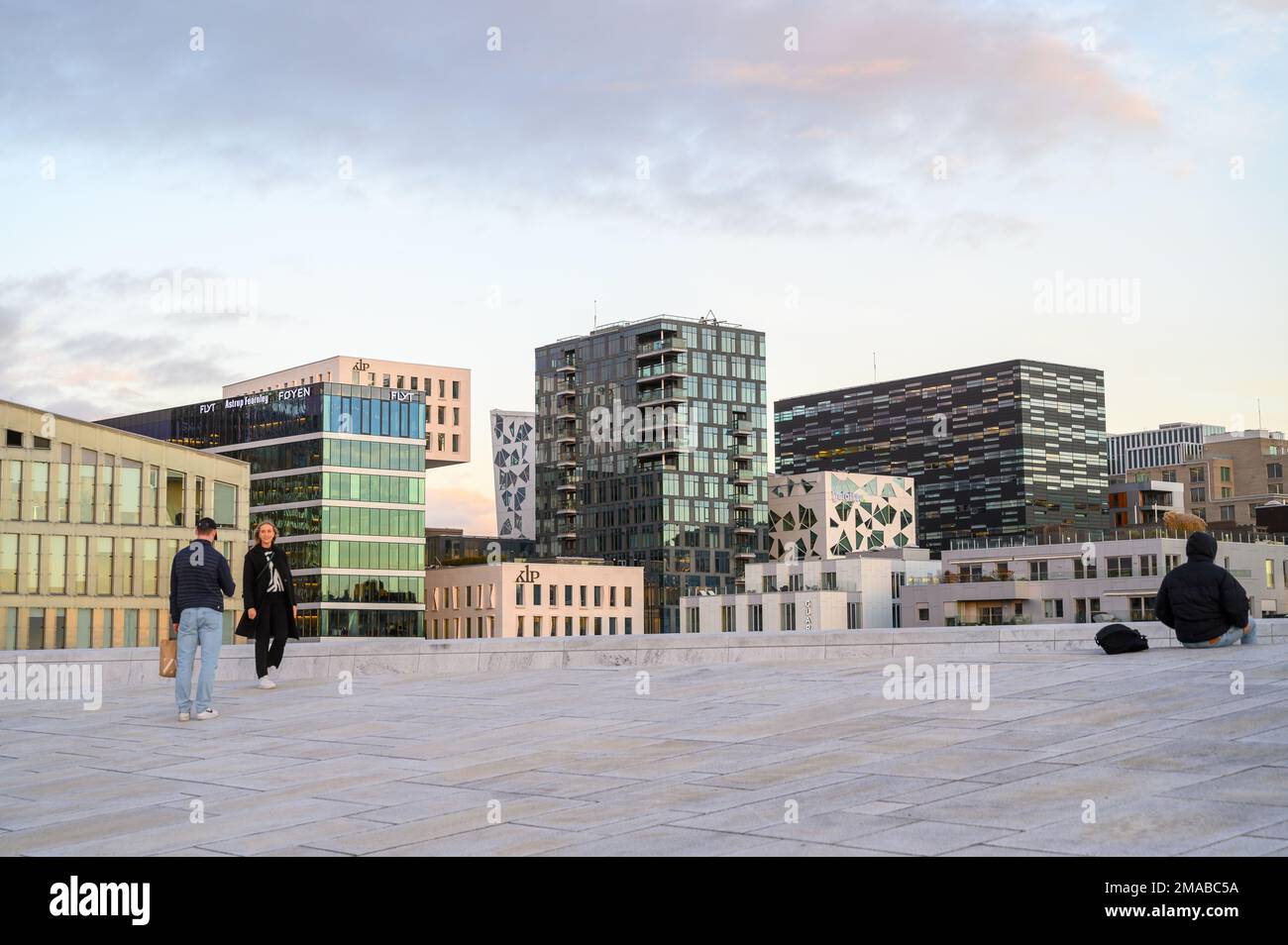 Vista sul tetto dal Teatro dell'Opera di Oslo all'ufficio del progetto Barcode e agli edifici di appartamenti a Bjorvika, nel centro di Oslo, Norvegia. Foto Stock