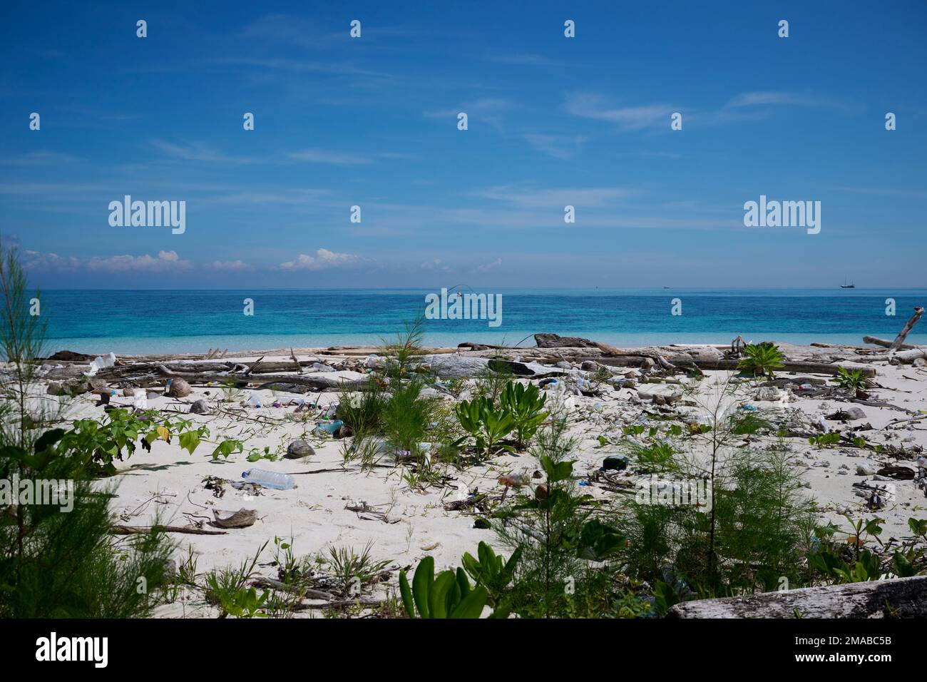 La triste verità di come la plastica finisce sulle spiagge del mondo dopo essere stato gettato via. Foto Stock