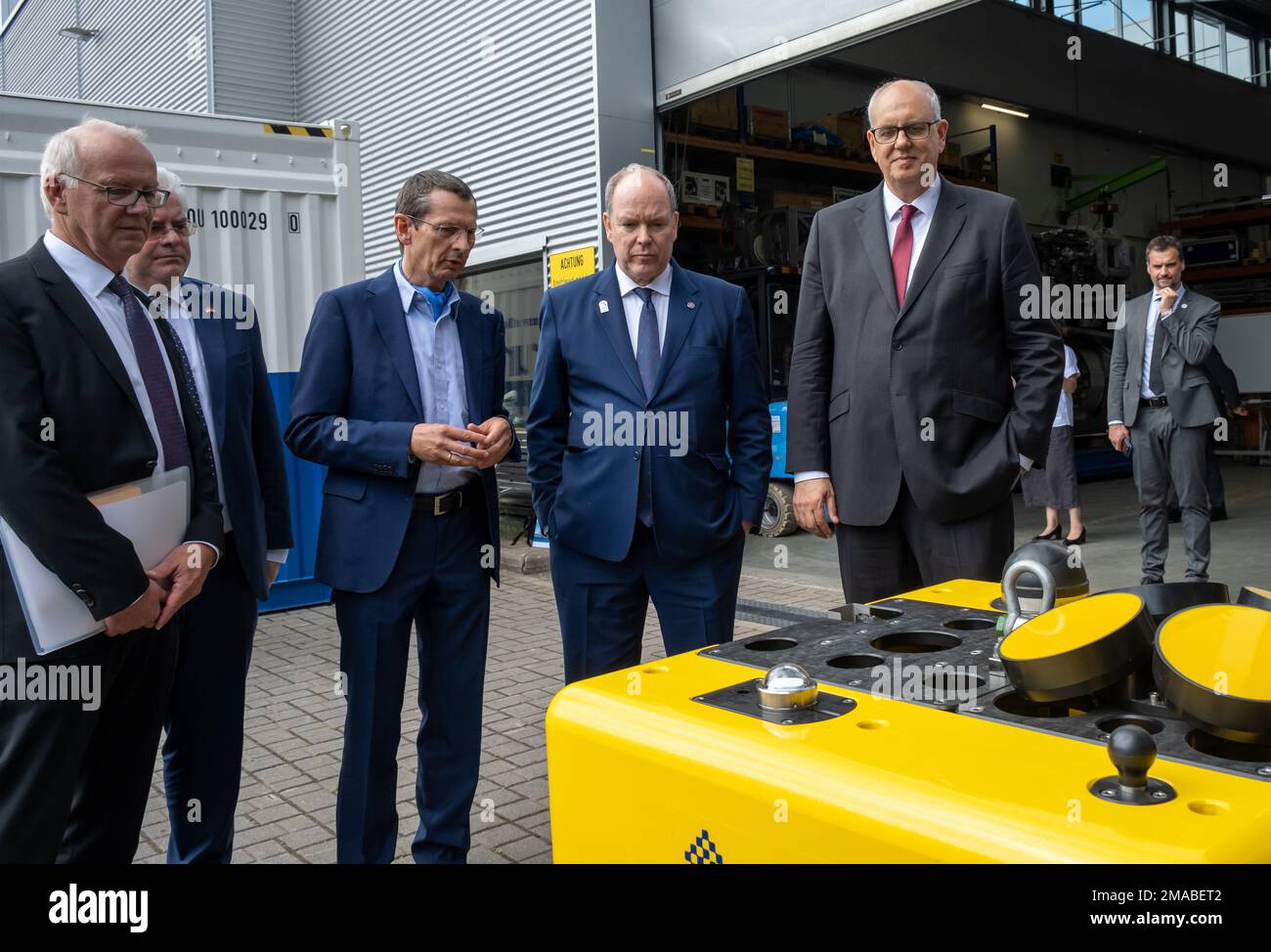 04.07.2022, Germania, Brema, Brema - il Principe Alberto II di Monaco (centro) visita il Centro di Scienze ambientali marine dell'Università di Bre Foto Stock