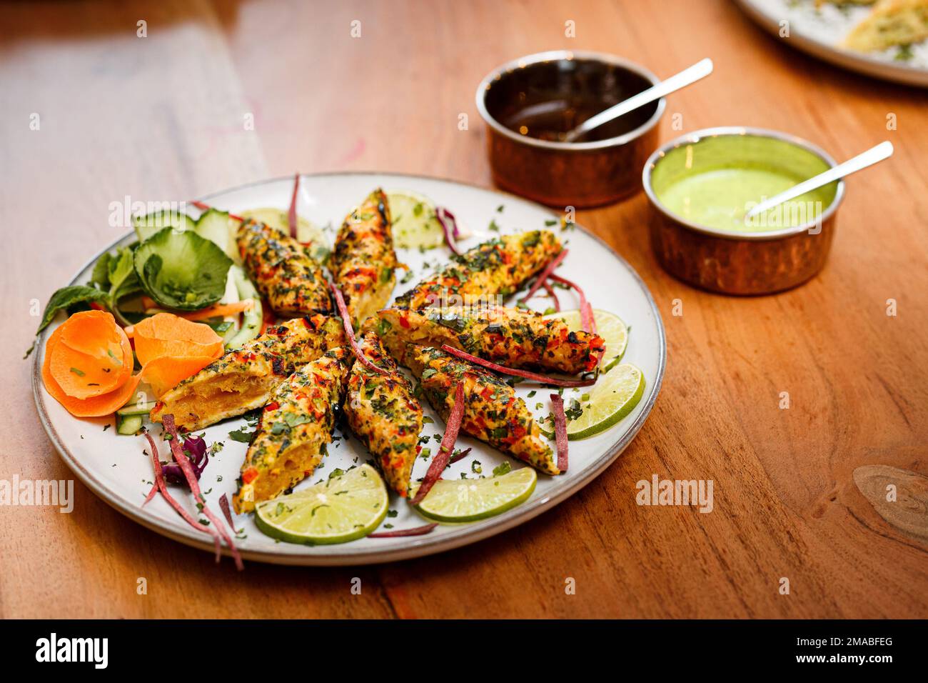 Involtini di pollo preparati secondo una ricetta indiana. Foto Stock