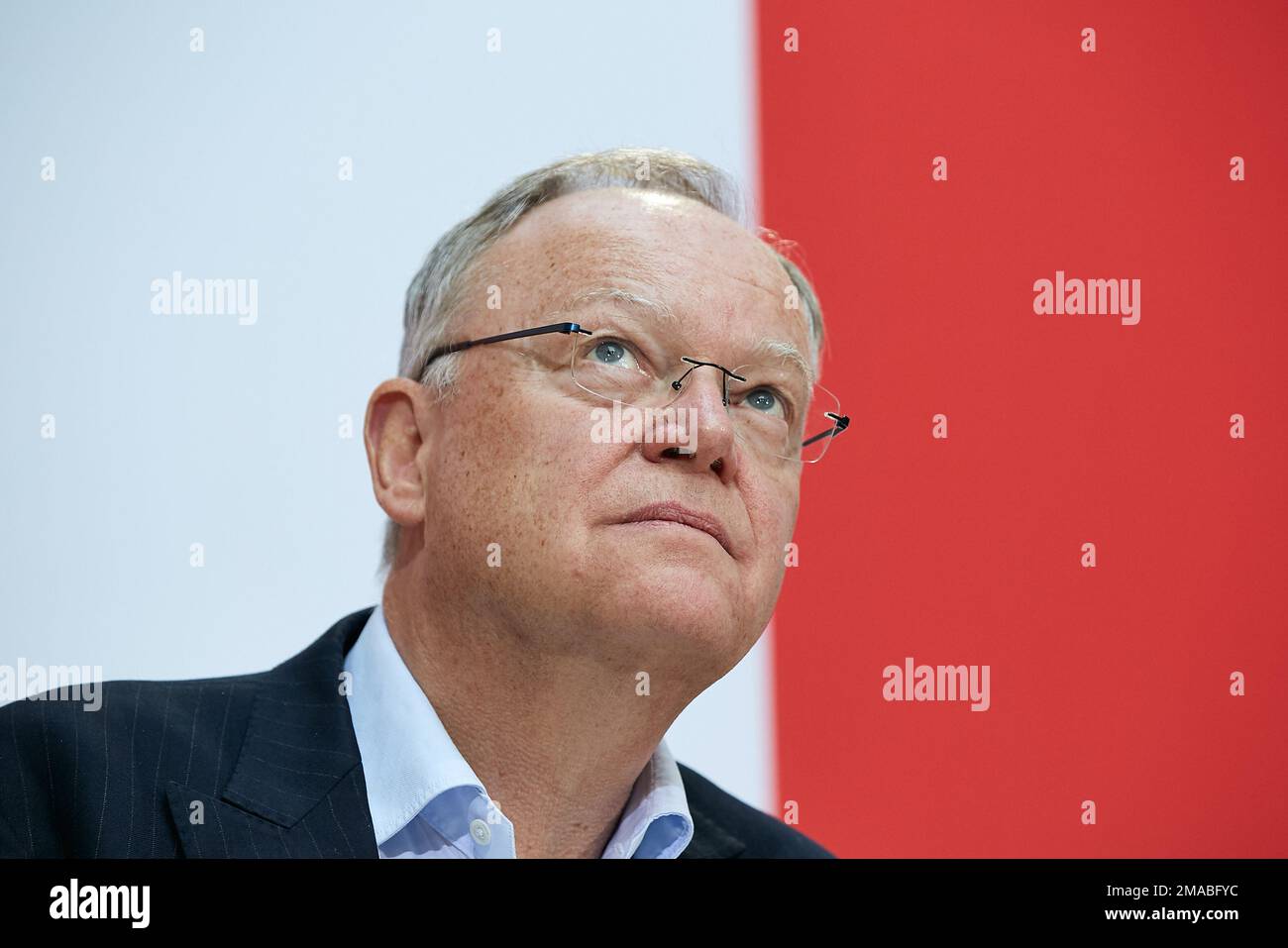 10.10.2022, Germania, Berlino, Berlino - Stephan Weil alla conferenza stampa sui risultati delle elezioni di Stato nella bassa Sassonia a Willy Brandt House. Foto Stock
