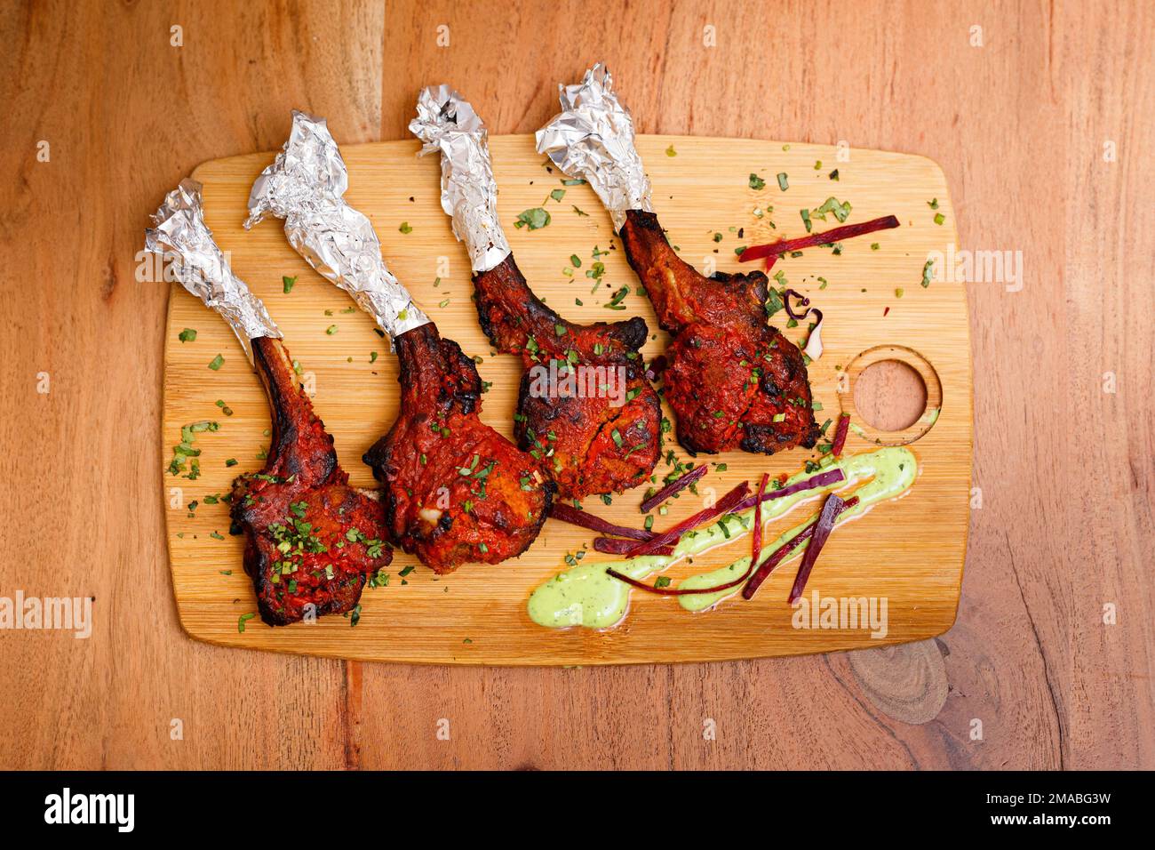 Costolette di lecca alla griglia di agnello con salsa da immersione Green Goddess Foto Stock