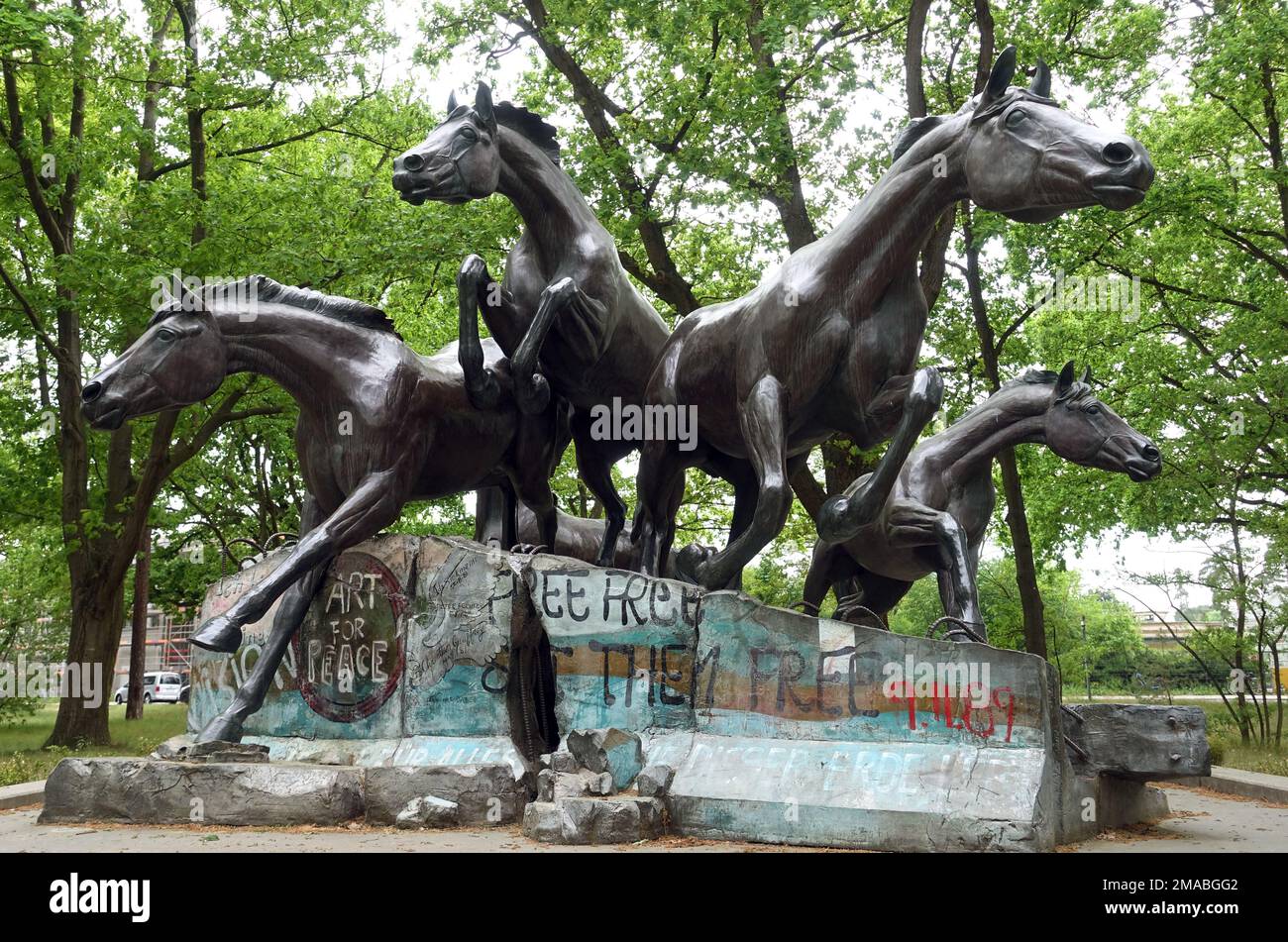 13.05.2022, Germania, , Berlino - Monumento: Il giorno in cui il Muro è caduto da Veryl Goodnight accanto al Museo alleato su Clayallee. 00S220513D046CAROEX.JPG [MO Foto Stock