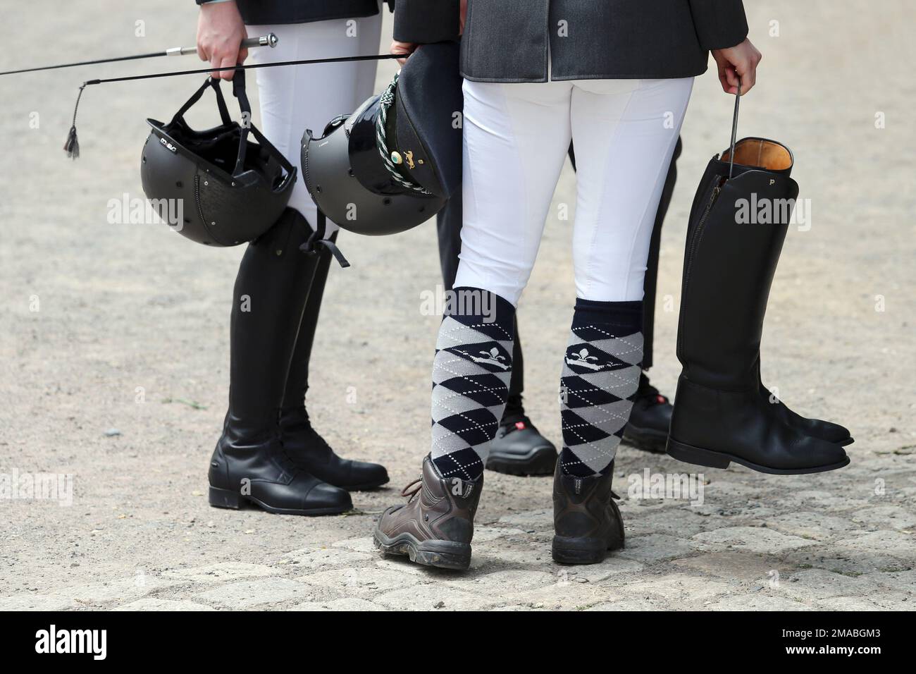29.05.2022, Germania, Sassonia, Graditz - primo piano: Cavaliere che tiene in mano casco, raccolto, stivali e cappuccio uniforme. 00S220529D089CAROEX.JPG Foto Stock
