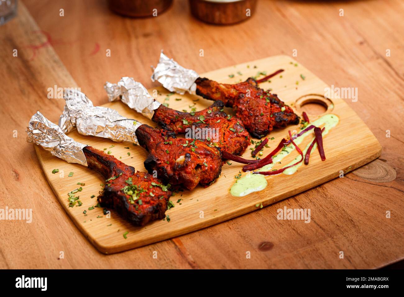 Costolette di lecca alla griglia di agnello con salsa da immersione Green Goddess Foto Stock
