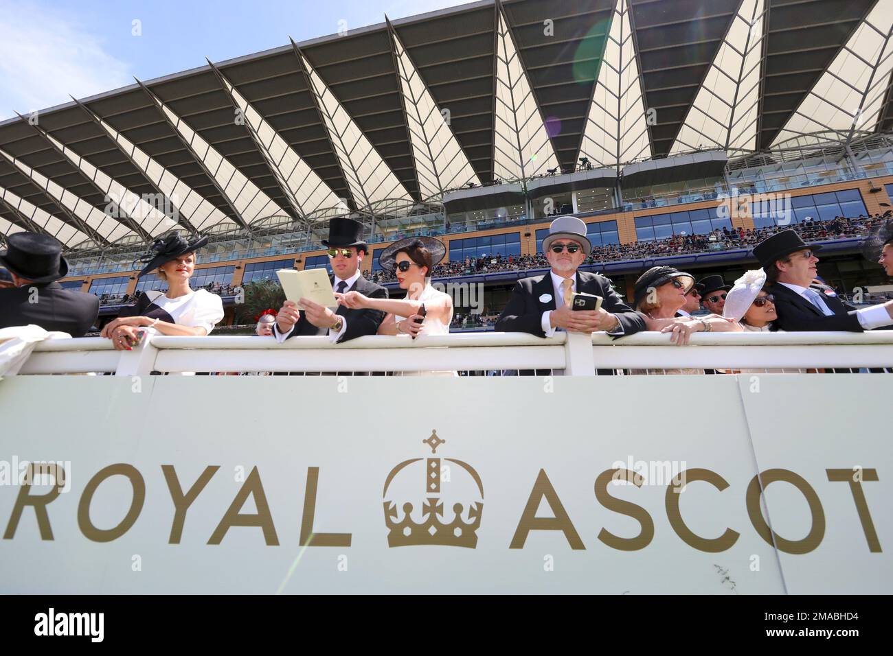 16.06.2022, Gran Bretagna, Windsor, Ascot - pubblico all'ippodromo. 00S220616D462CAROEX.JPG [VERSIONE DEL MODELLO: NO, VERSIONE DEL MODELLO: NO (c) immagini caro Foto Stock