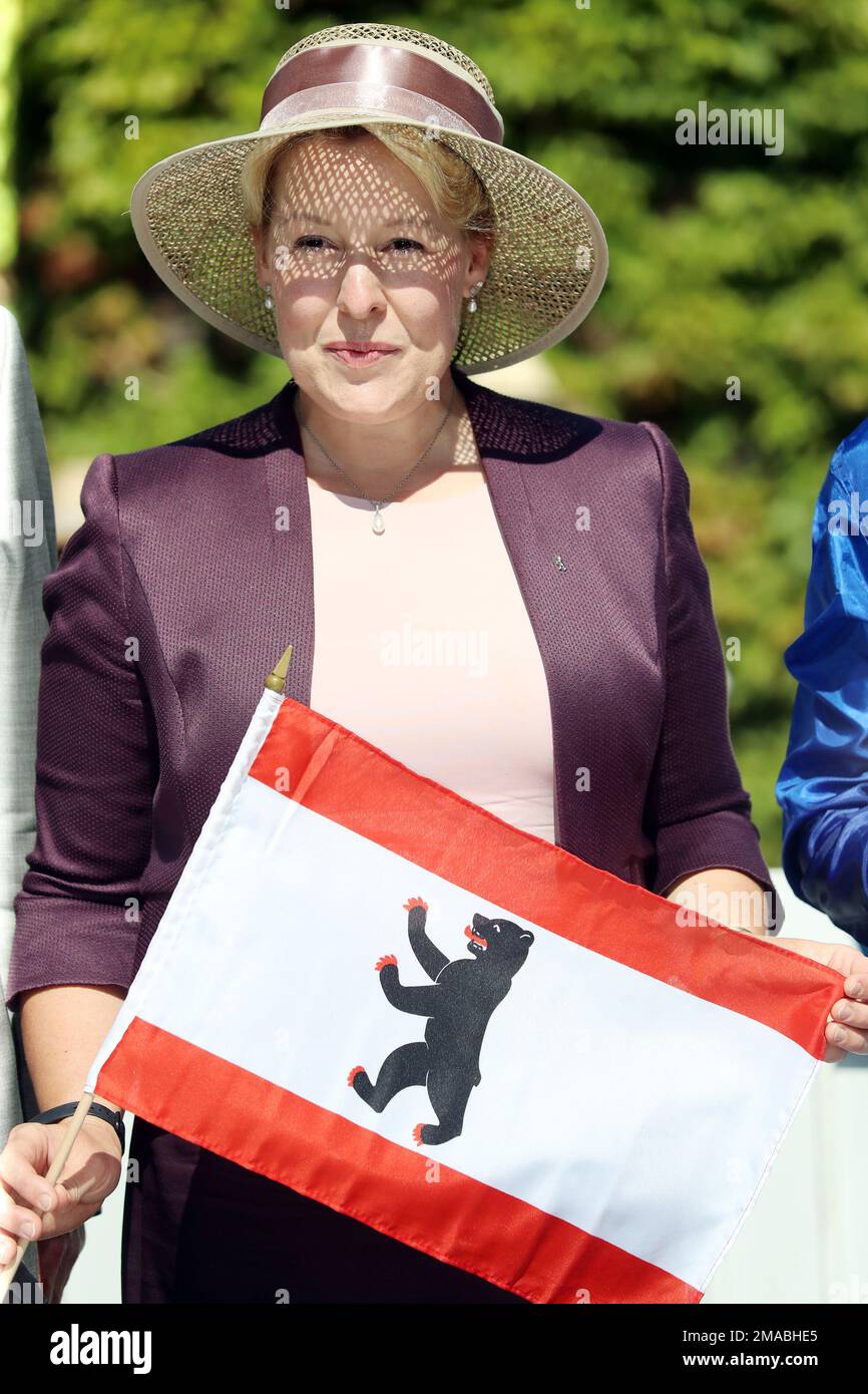 14.08.2022, Germania, Brandeburgo, Hoppegarten - Franziska Giffey, sindaco di Berlino. 00S220814D736CAROEX.JPG [VERSIONE DEL MODELLO: NO, VERSIONE DEL MODELLO Foto Stock