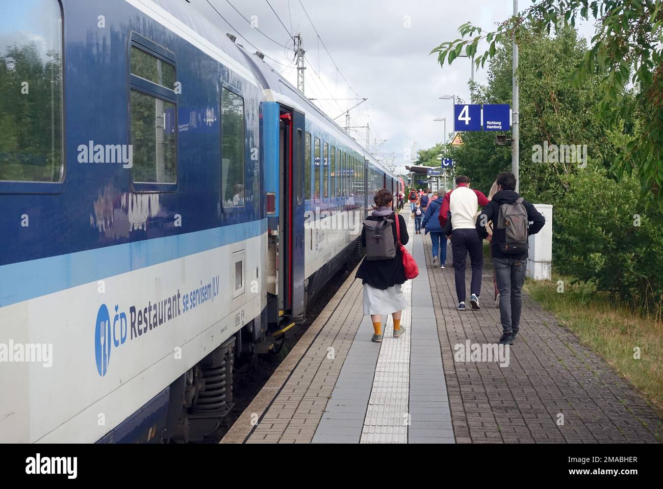 16.07.2022, Germania, Schleswig-Holstein, Buechen - i passeggeri scesero da un treno Ceske drahy alla stazione di Buechen. 00S220716D555CAROEX.JPG [VERSIONE DEL MODELLO: Foto Stock