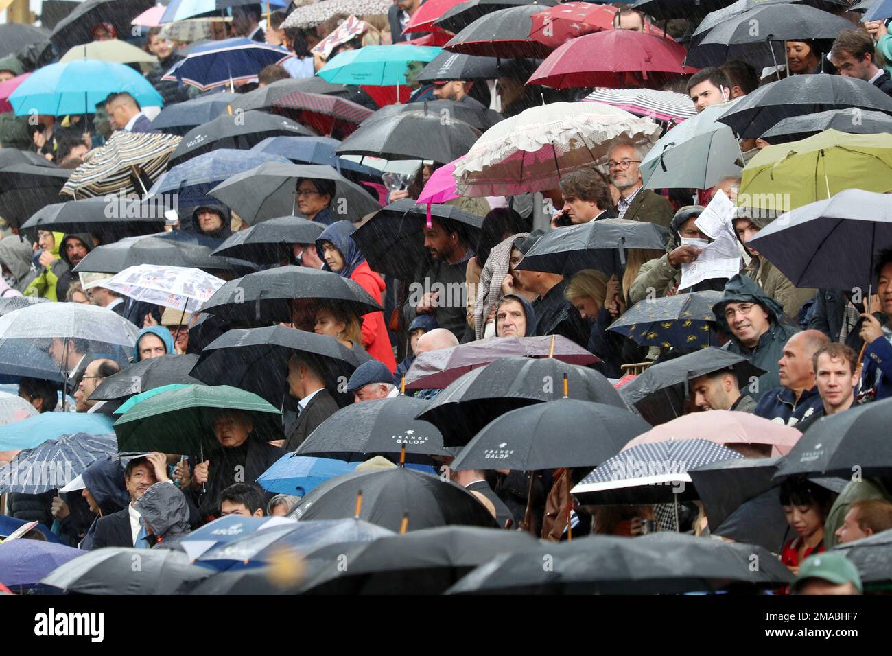 02.10.2022, Francia, , Parigi - persone che si trovano sotto la pioggia sotto i loro ombrelli in un evento all'aperto. 00S221002D896CAROEX.JPG [VERSIONE DEL MODELLO: NO, MODELLO Foto Stock