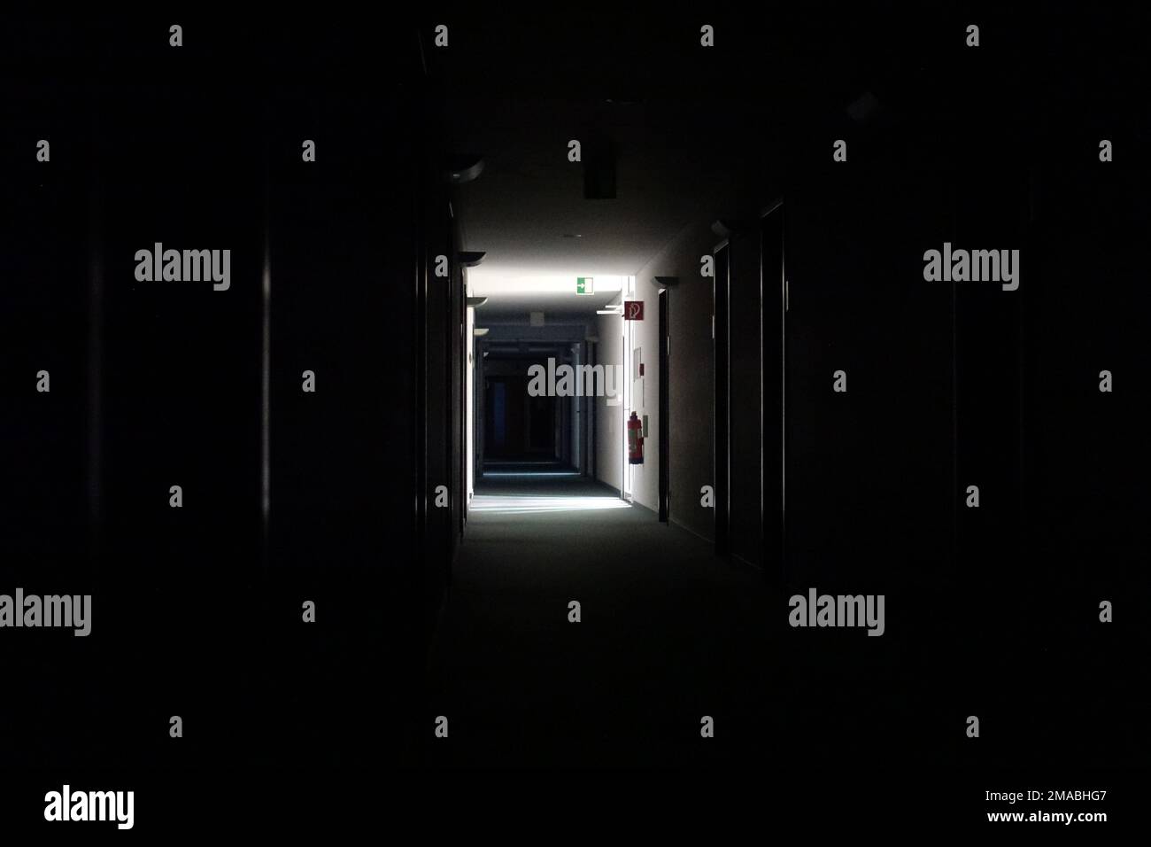 05.10.2022, Germania, , Berlino - interruzione parziale dell'alimentazione in un edificio di uffici. 00S221005D958CAROEX.JPG [VERSIONE DEL MODELLO: NO, VERSIONE DEL MODELLO: NO (c) caro im Foto Stock