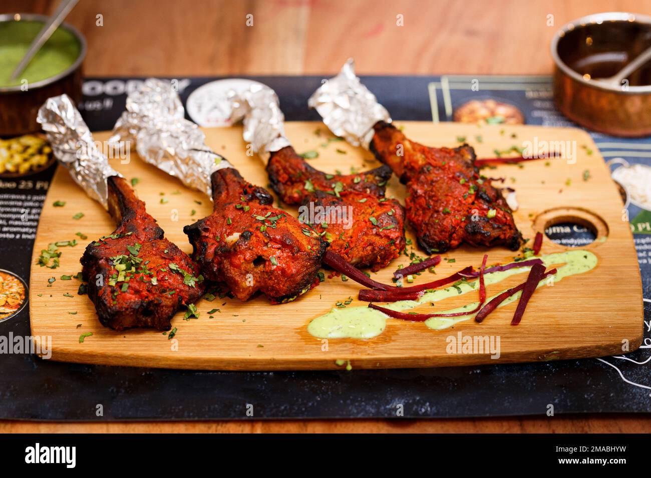 Costolette di lecca alla griglia di agnello con salsa da immersione Green Goddess Foto Stock