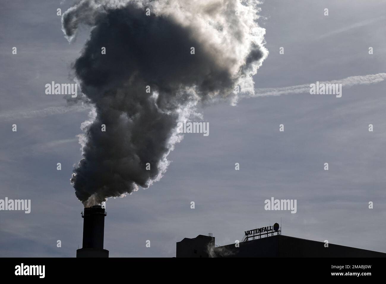 20.10.2022, Germania, , Berlino - Camino fumatore della centrale elettrica di Reuter West con scritta Vattenfall. 00S221020D005CAROEX.JPG [VERSIONE DEL MODELLO: NON APPL Foto Stock