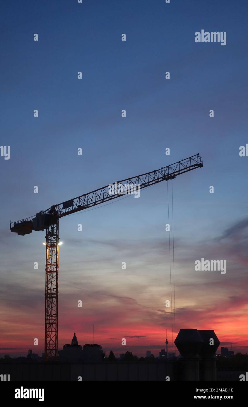 17.10.2022, Germania, , Berlino - Silhouette di una gru da cantiere all'alba. 00S221017D975CAROEX.JPG [VERSIONE MODELLO: NO, VERSIONE MODELLO: NO (c) caro ima Foto Stock