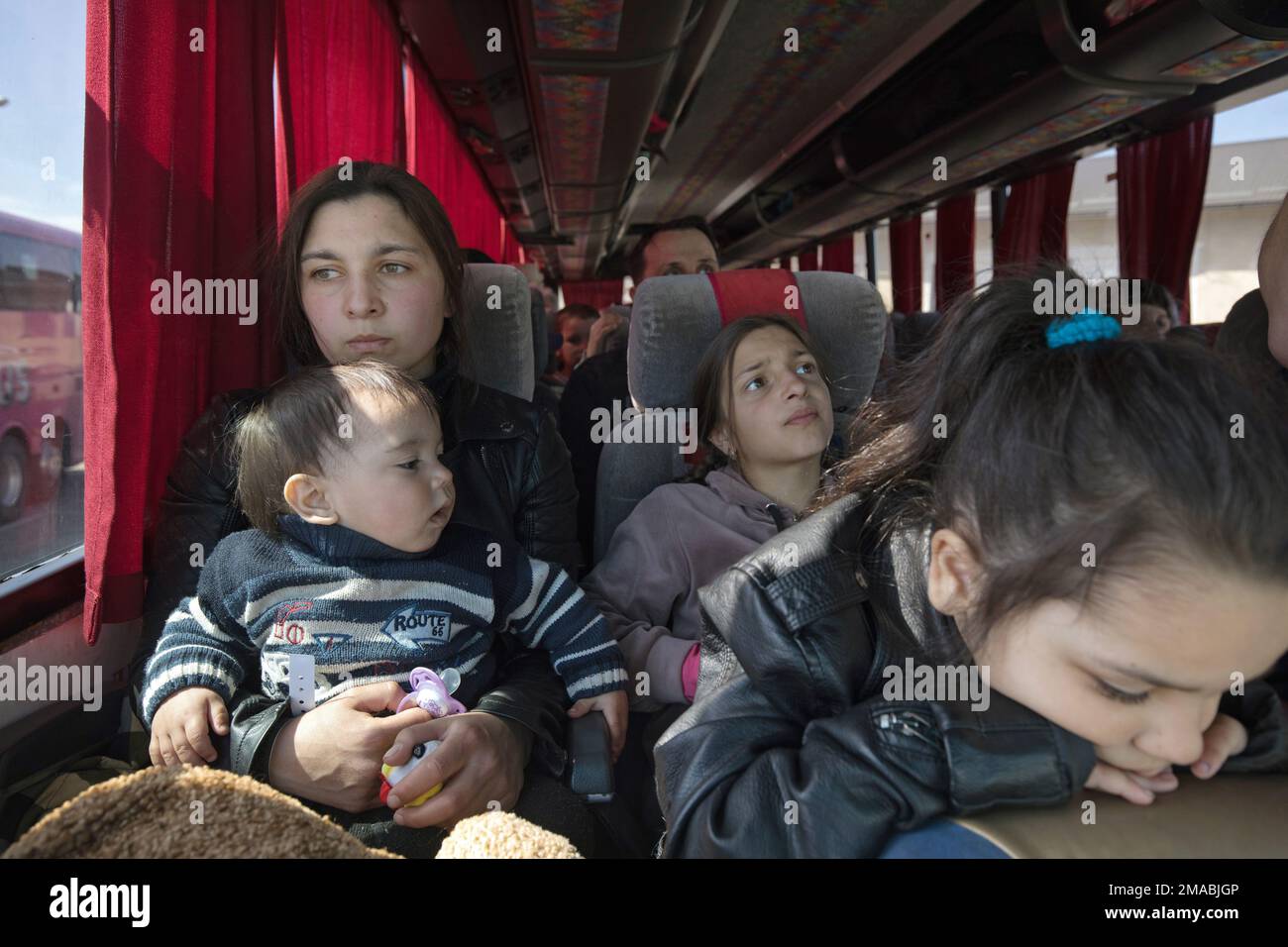 14.04.2022, Ucraina, Oblast, Lviv - i rifugiati di guerra ucraini aspettano in un autobus presso la stazione ferroviaria principale per il loro viaggio in avanti verso il confine polacco. Foto Stock