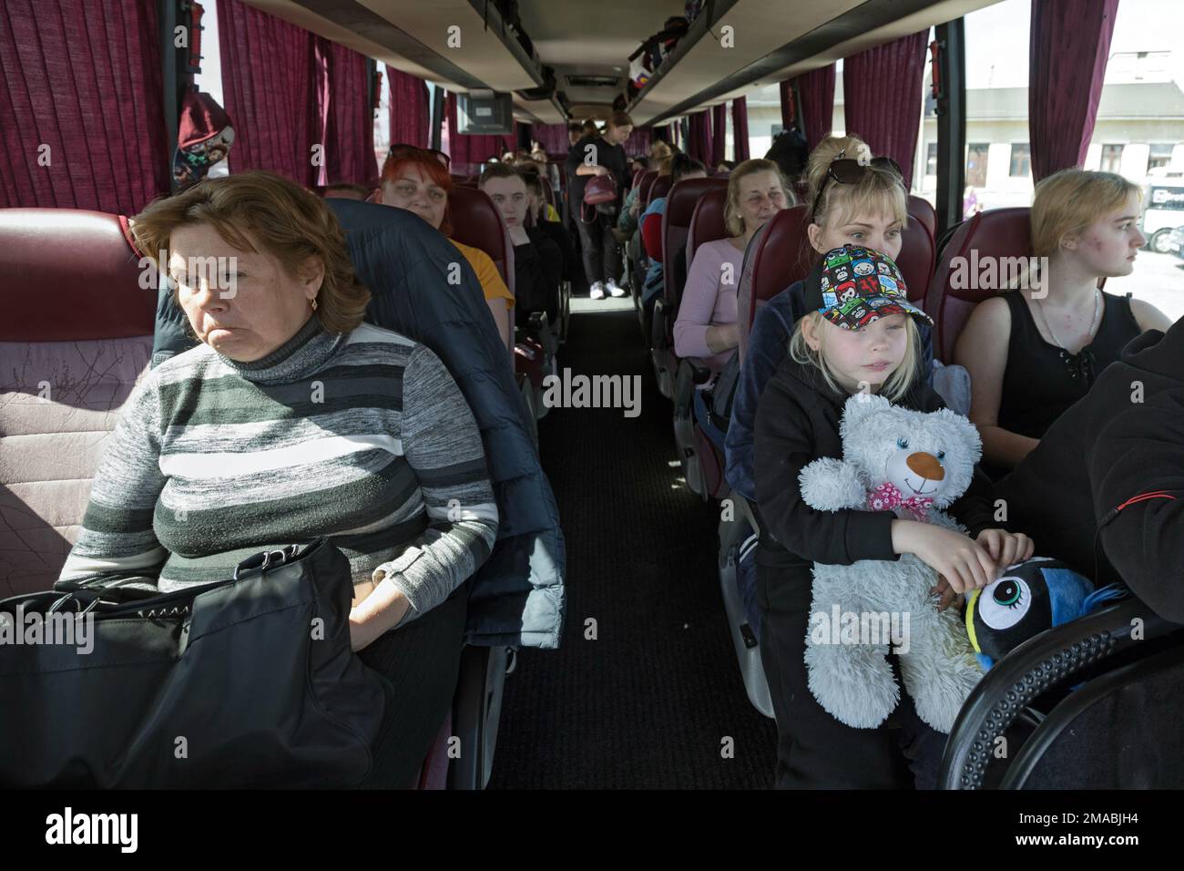 14.04.2022, Ucraina, Oblast, Lviv - i rifugiati di guerra ucraini aspettano in un autobus alla stazione principale per il loro viaggio in avanti verso il confine polacco. Atten Foto Stock