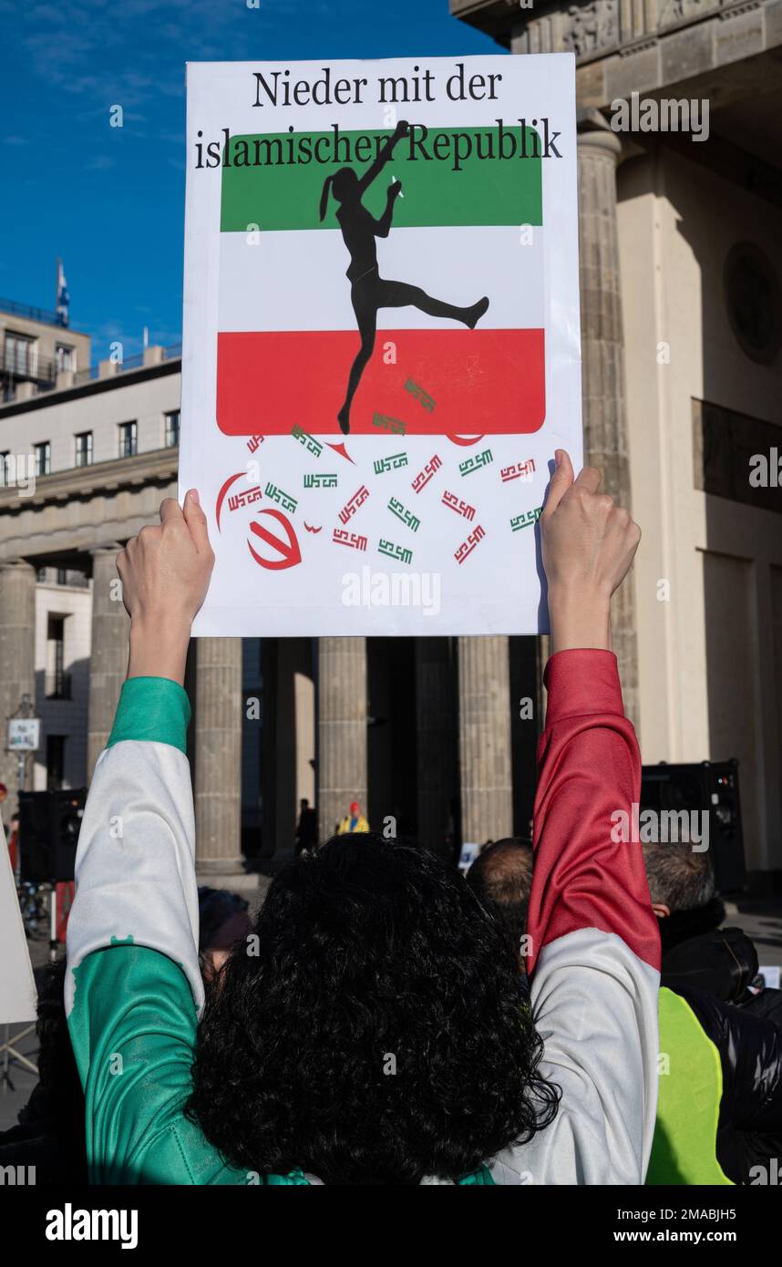 12.11.2022, Germania, , Berlino - dimostrazione davanti alla porta di Brandeburgo contro la violazione dei diritti umani da parte della Repubblica islamica in Iran A. Foto Stock