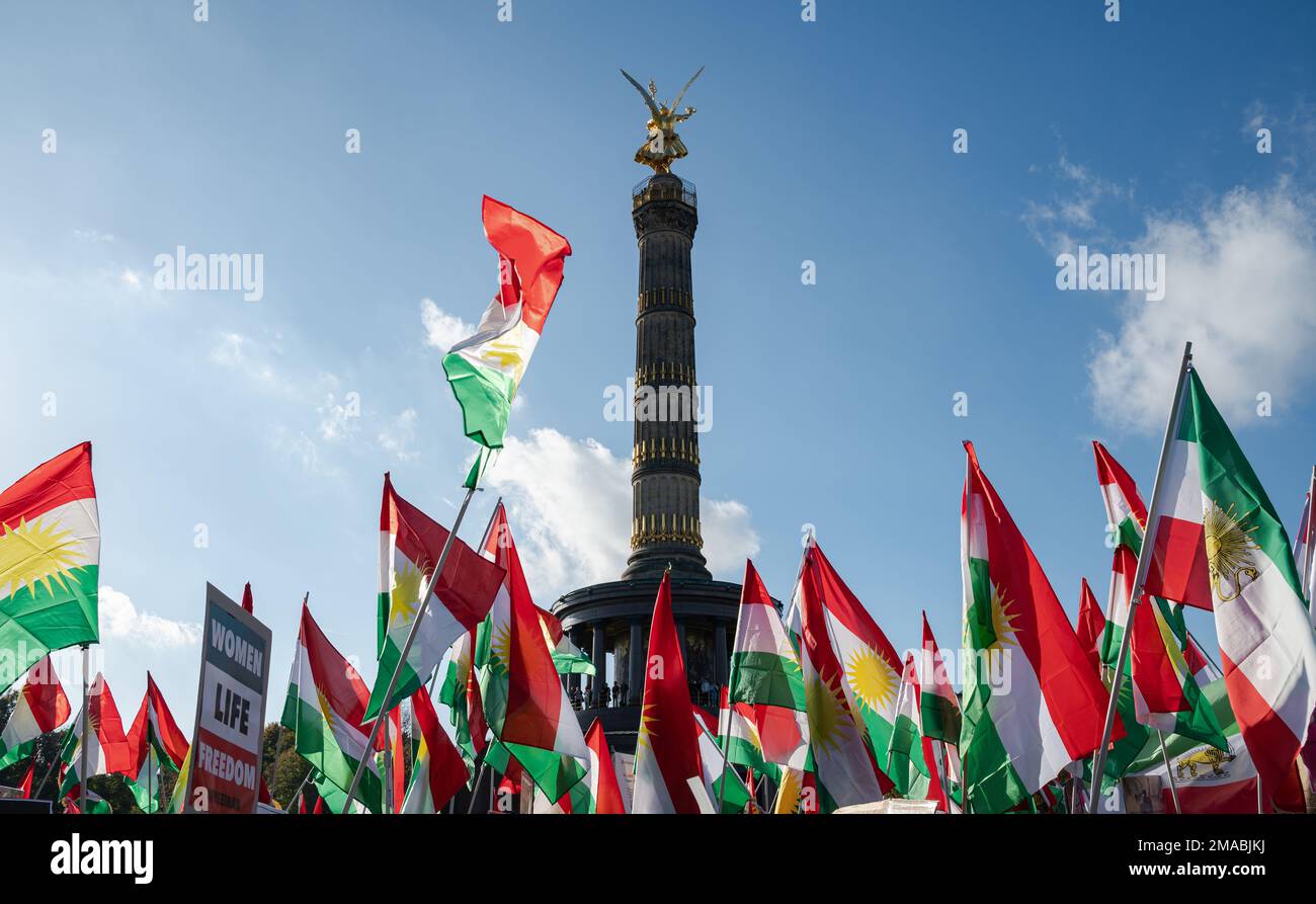 22.10.2022, Germania, , Berlino - diverse decine di migliaia di iraniani e attivisti esprimono solidarietà con i manifestanti iraniani nella colonna della Vittoria in Th Foto Stock