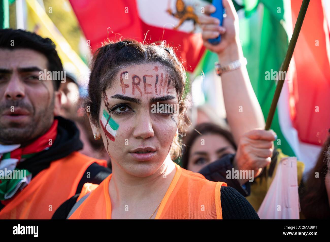 22.10.2022, Germania, Berlino - diverse decine di migliaia di iraniani e attivisti esprimono solidarietà con i manifestanti iraniani nella colonna della Vittoria i Foto Stock