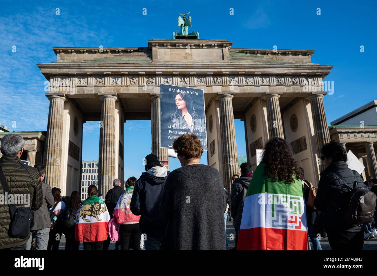12.11.2022, Germania, , Berlino - dimostrazione davanti alla porta di Brandeburgo contro la violazione dei diritti umani da parte della Repubblica islamica in Iran A. Foto Stock