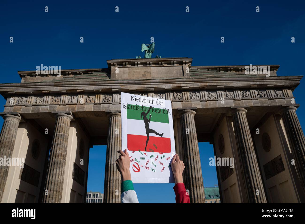 12.11.2022, Germania, , Berlino - dimostrazione davanti alla porta di Brandeburgo contro la violazione dei diritti umani da parte della Repubblica islamica dell'Iran A. Foto Stock