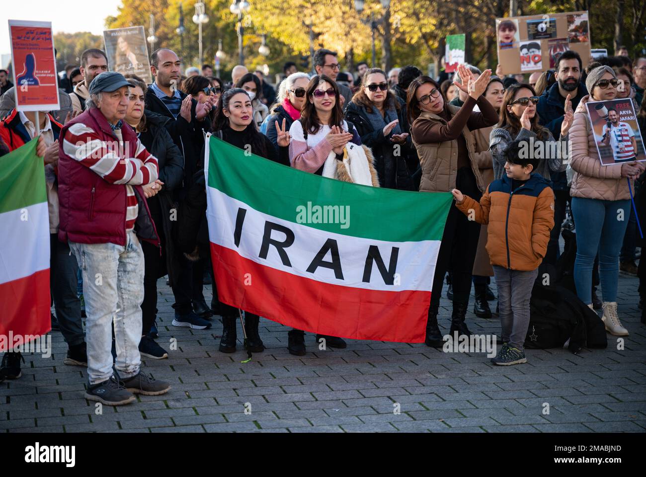 12.11.2022, Germania, , Berlino - dimostrazione davanti alla porta di Brandeburgo contro la violazione dei diritti umani da parte della Repubblica islamica dell'Iran A. Foto Stock