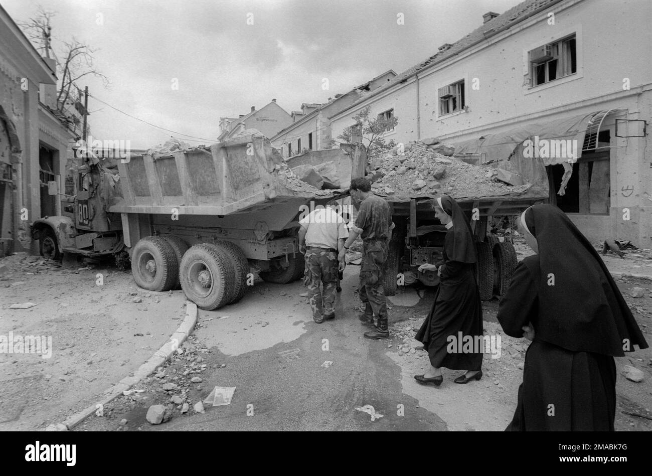 22.06.1992, Bosnia-Erzegovina, Canton Erzegovina-Neretva, Mostar - guerra bosniaca. Fine del primo assedio di Mostar. Due suore camminano attraverso il più grande Foto Stock