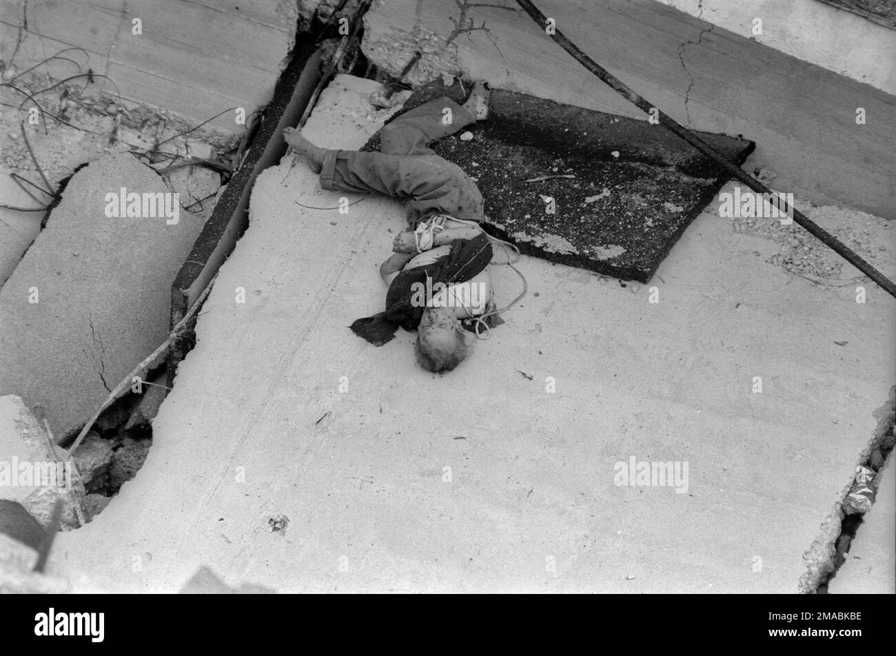 12.10.2022, Bosnia-Erzegovina, Canton Erzegovina-Neretva, Mostar - guerra bosniaca. Fine del primo assedio di Mostar. Un uomo morto, legato con le mani, Foto Stock