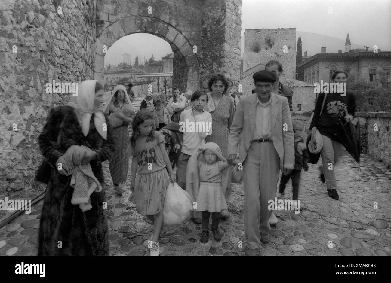 22.06.1992, Bosnia-Erzegovina, Canton Erzegovina-Neretva, Mostar - guerra bosniaca. Fine del primo assedio di Mostar. Linee di fuggiaschi che attraversano la Th Foto Stock