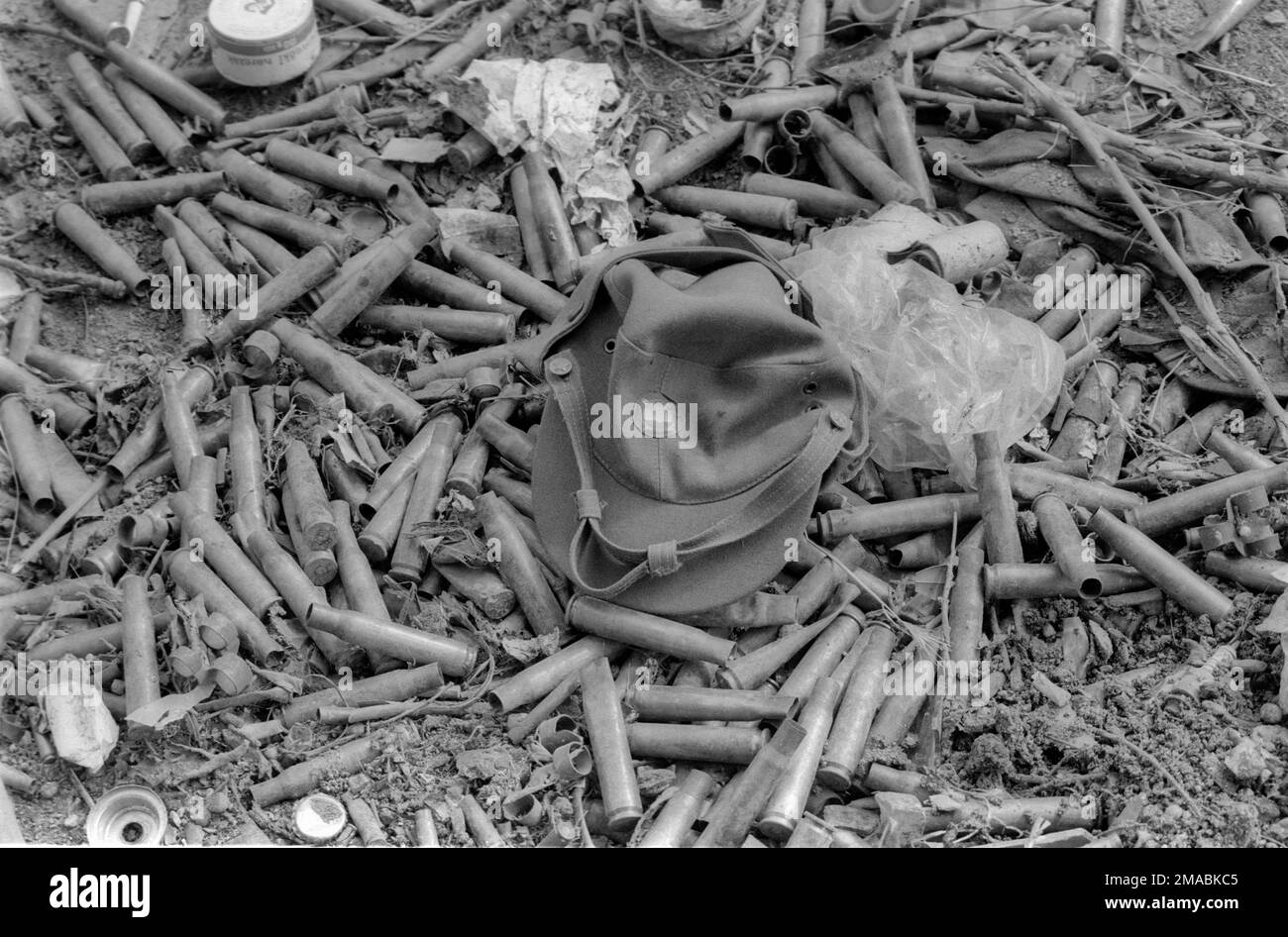 12.10.2022, Bosnia-Erzegovina, Canton Erzegovina-Neretva, Mostar - guerra bosniaca. Fine del primo assedio di Mostar. Il cappello di un soldato è vuoto Foto Stock