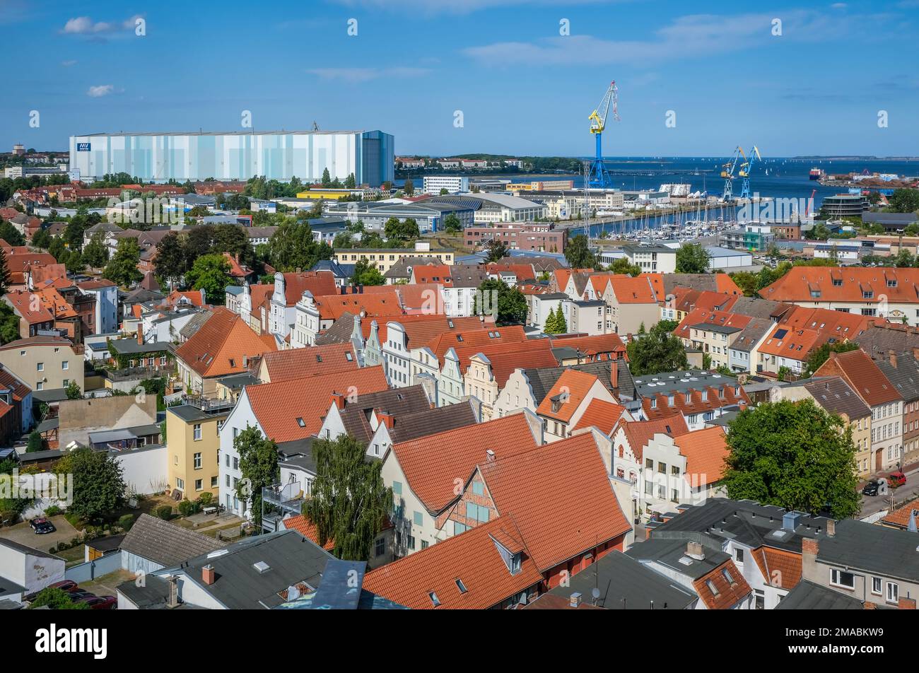 03.09.2022, Germania, Meclemburgo-Pomerania occidentale, Wismar - City view Old Town Wismar, dietro i cantieri navali MV Wismar-Rostock-Stralsund. La nave da crociera Foto Stock
