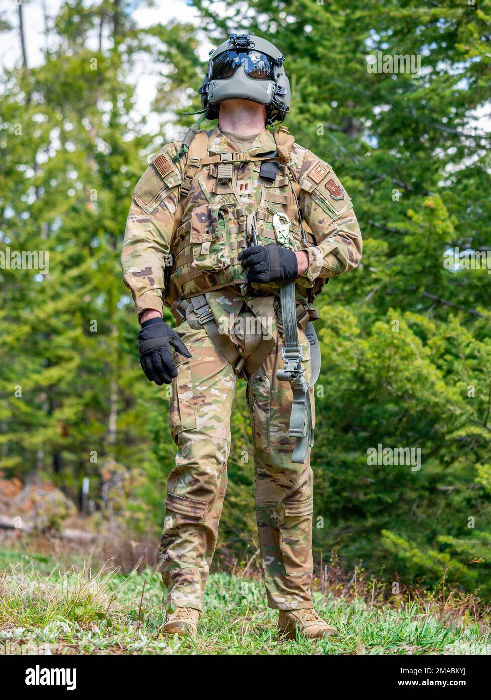 Il capitano Noah Russell, 341st medico operativo pronto soccorso medico medic di volo di squadrone, attende un UH-N1 Huey per prenderlo durante un esercizio di ricerca e salvataggio 24 maggio 2022, sopra le montagne di Highwood vicino alle grandi cascate, Month. L’esercizio è stato condotto per testare la capacità dello squadrone di individuare e salvare un escursionista ferito. La missione 40th HS è spesso chiamata a svolgere missioni SAR su persone scomparse o ferite. Foto Stock