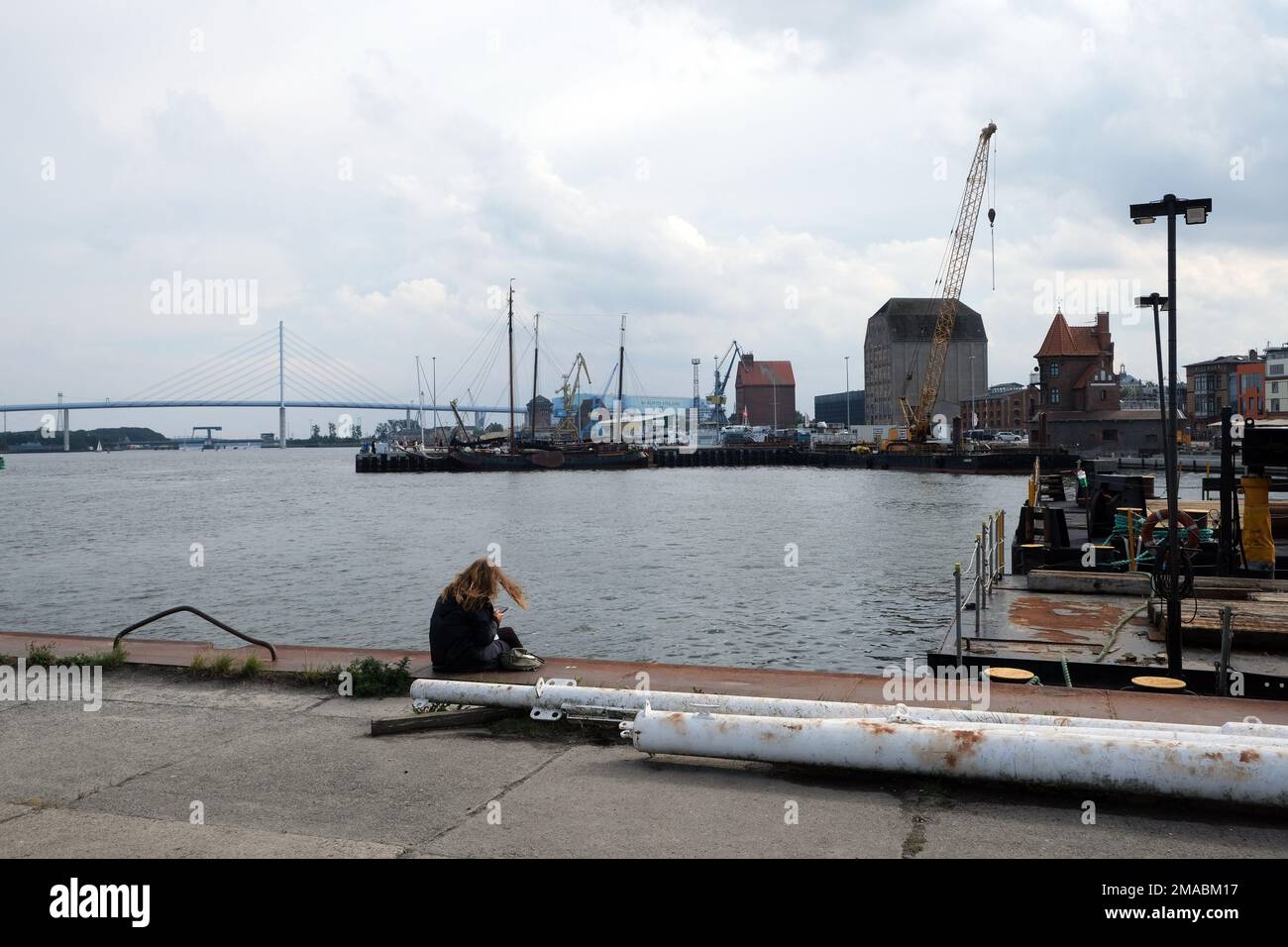 09.09.2022, Germania, Meclemburgo-Pomerania occidentale, Stralsund - Porto di Stralsund, MV Werften Wismar-Rostock-Stralsund sul retro. Il cantiere Foto Stock