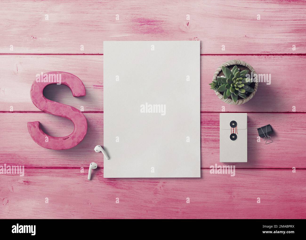 mockup di scrivania rosa con tavolo di legno rosa Foto Stock