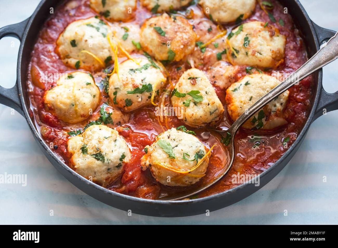 Polpette di pollo e ricotta in salsa di pomodoro Foto Stock