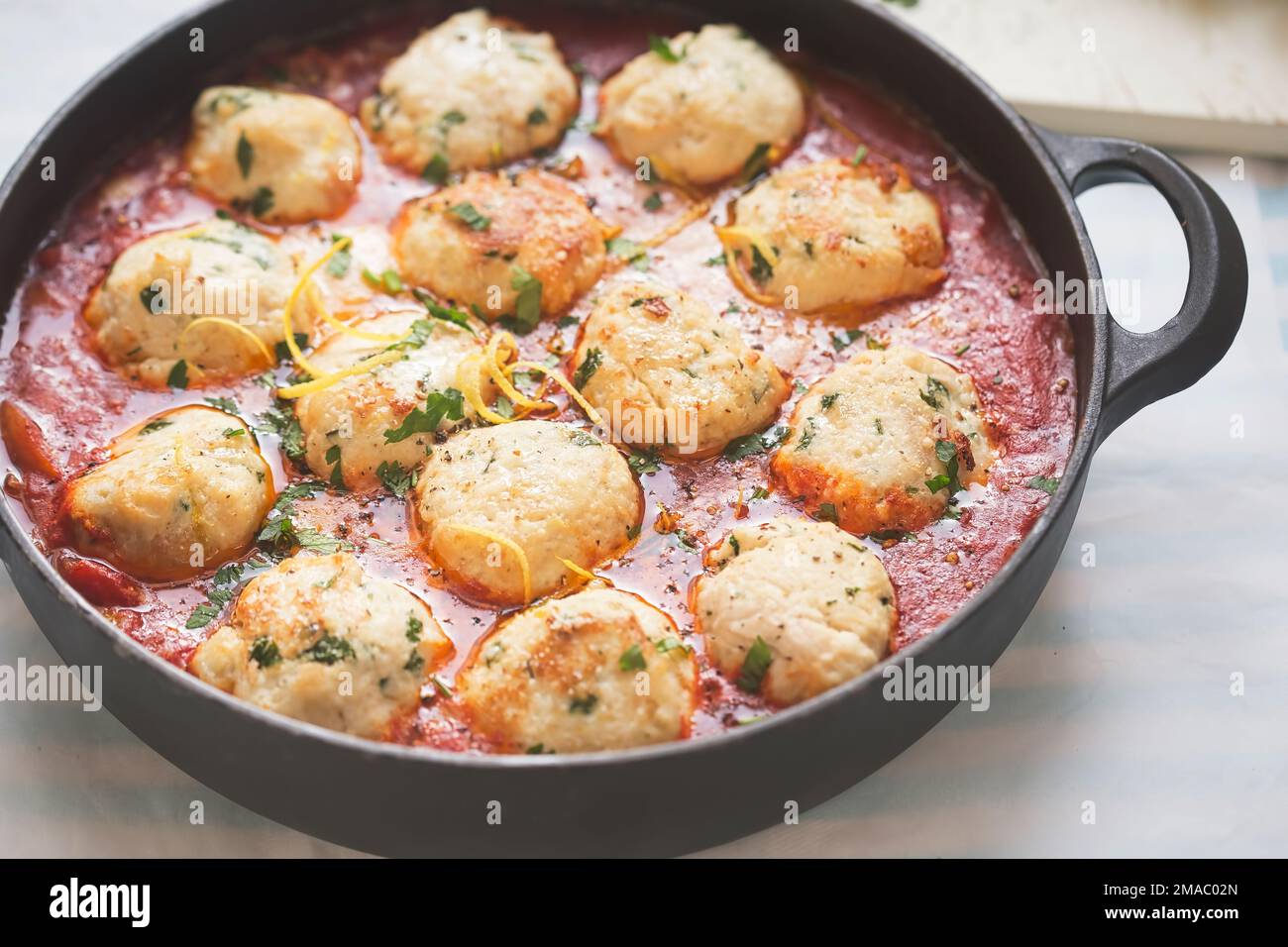 Polpette di pollo e ricotta in salsa di pomodoro Foto Stock