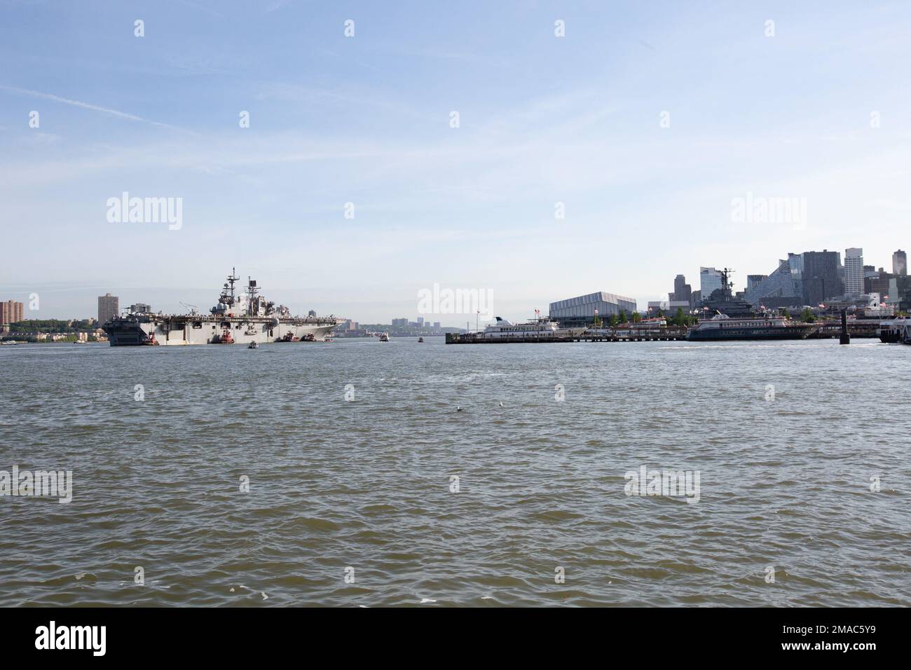 La nave d'assalto anfibio di classe Wasp USS Bataan (LHD-5) si dirama a New York, New York per la Fleet Week New York 22, 25 maggio 2022. Come parte della Fleet Week New York 22, la Marines of Special Purpose Marine-Air Ground Task Force New York si impegna in eventi speciali in tutta New York City e nell'area tristata che presentano le tecnologie dei servizi marittimi, l'innovazione futura e la connessione con i cittadini. Fleet Week New York riunisce più di 2.000 membri del corpo dei Marine, della Marina e della Guardia Costiera, che offrono esibizioni di band dal vivo, mostre di veicoli e attrezzature militari e altre comunità Foto Stock