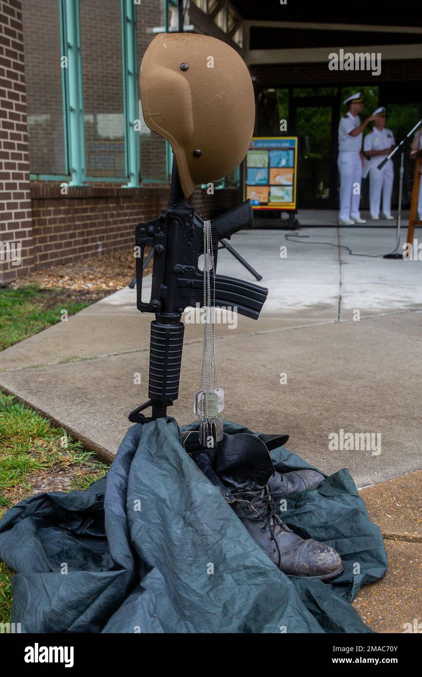 I membri del Norfolk Naval Shipyard Veterans Employee Readiness Group hanno creato una simbolica Battlefield Cross dagli effetti personali dei veterani dei cantieri navali per rappresentare i loro fratelli caduti durante il Memorial Day Fall-in for Colors, maggio 25. Foto Stock